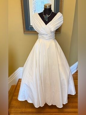 Elegant White V-Neck Ruched Waist Ball Gown Dress